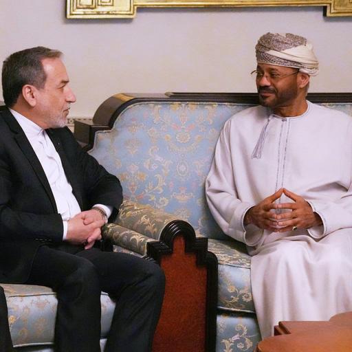 Der iranische Außenminister Abbas Araghtschi mit seinem omanischen Amtskollegen Sayyid Badr Albusaidi während ihres Treffens vor den Verhandlungen zwischen dem Iran und den USA in Muscat im Oman