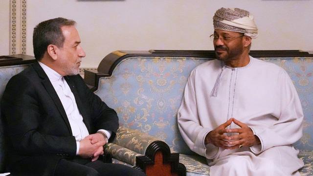 Der iranische Außenminister Abbas Araghtschi mit seinem omanischen Amtskollegen Sayyid Badr Albusaidi während ihres Treffens vor den Verhandlungen zwischen dem Iran und den USA in Muscat im Oman