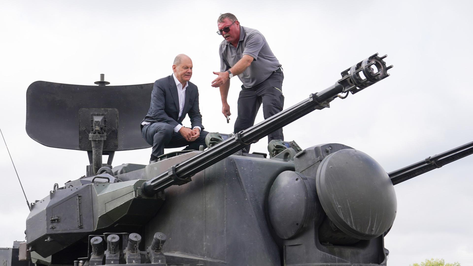 Schleswig-Holstein, Putlos: Bundeskanzler Olaf Scholz besucht das Ausbildungsprogramm für ukrainische Soldaten an dem Flugabwehrkanonenpanzer Gepard und klettert auf einen Gepard Panzer. Schleswig-Holstein, Putlos: Bundeskanzler Olaf Scholz besucht das Ausbildungsprogramm für ukrainische Soldaten an dem Flugabwehrkanonenpanzer Gepard und klettert auf einen Gepard Panzer.