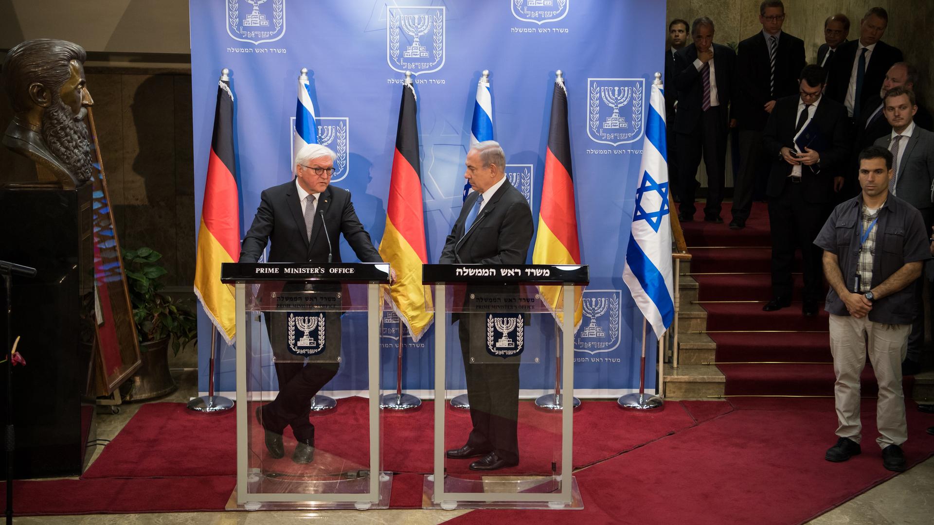 Bundespräsident Frank-Walter Steinmeier (l) und der israelische Ministerpräsident Benjamin Netanjahu am 07.05.2017 bei einem Pressestatement Bundespräsident Frank-Walter Steinmeier (l) und der israelische Ministerpräsident Benjamin Netanjahu am 07.05.2017 bei einem Pressestatement