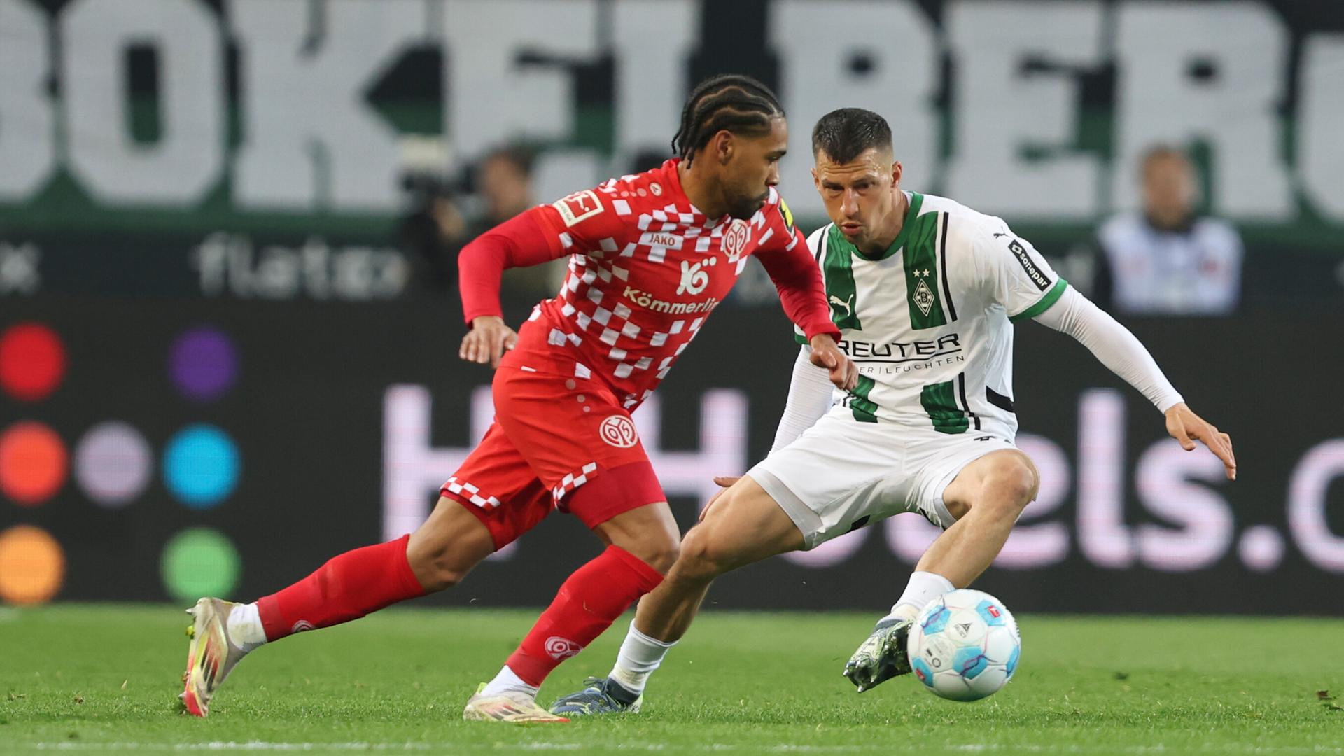 Phillipp Mwene vom 1. FSV Mainz 05 und Stefan Lainer von Borussia Mönchengladbach im Zweikampfs während des Spiels ihrer Vereine in der 1. Bundesliga.