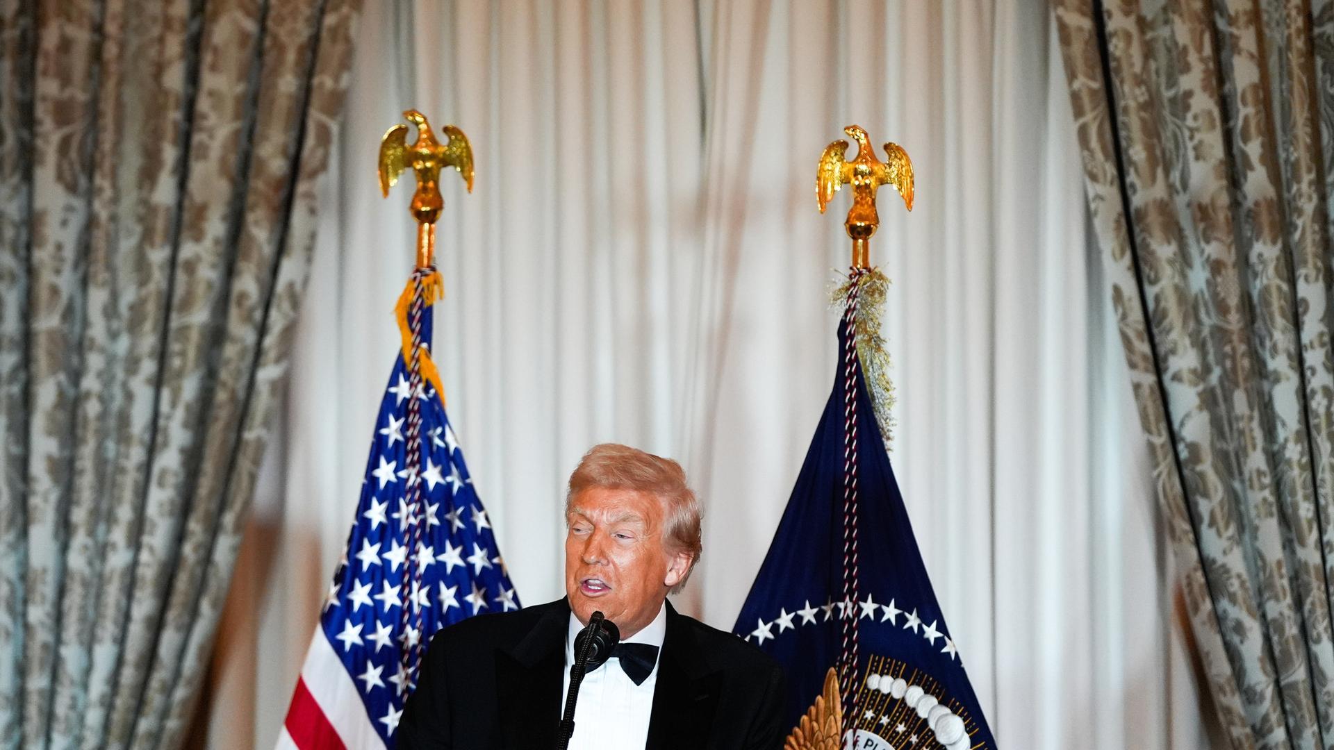 US-Präsident Donald Trump spricht an einem Mikrofon 