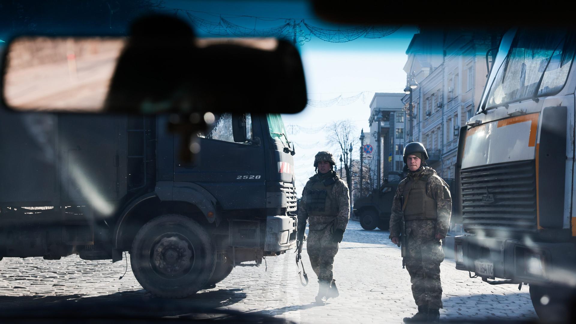 Ukrainische Soldaten stehen an einem Kontrollpunkt in der Hauptstadt Kiew.
