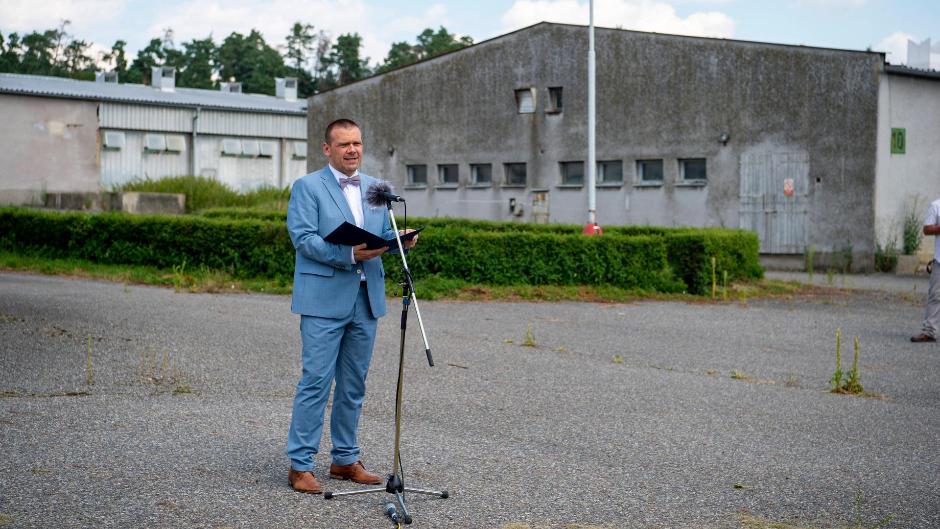 Tschechiens Kulturminister Martin Baxa steht vor einem Mikrofon auf dem ehemaligen KZ-Gelände in Lety. Tschechiens Kulturminister Martin Baxa steht vor einem Mikrofon auf dem ehemaligen KZ-Gelände in Lety.