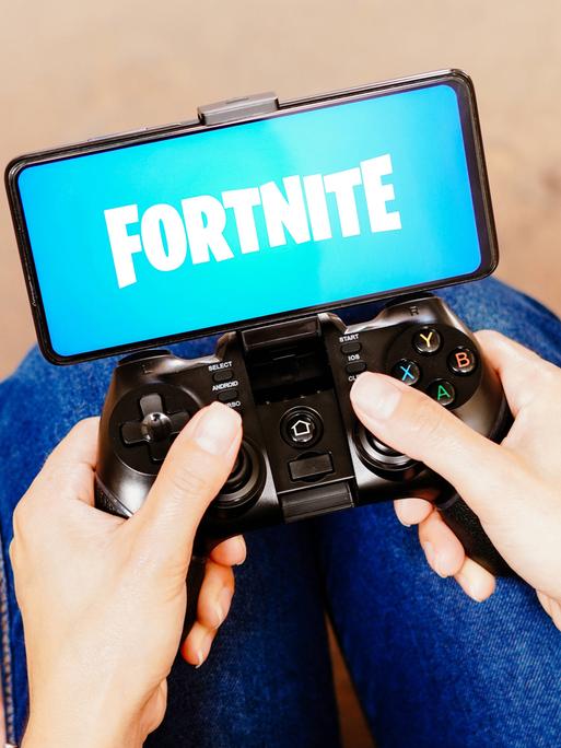 Fortnite Logo auf einer Konsole.