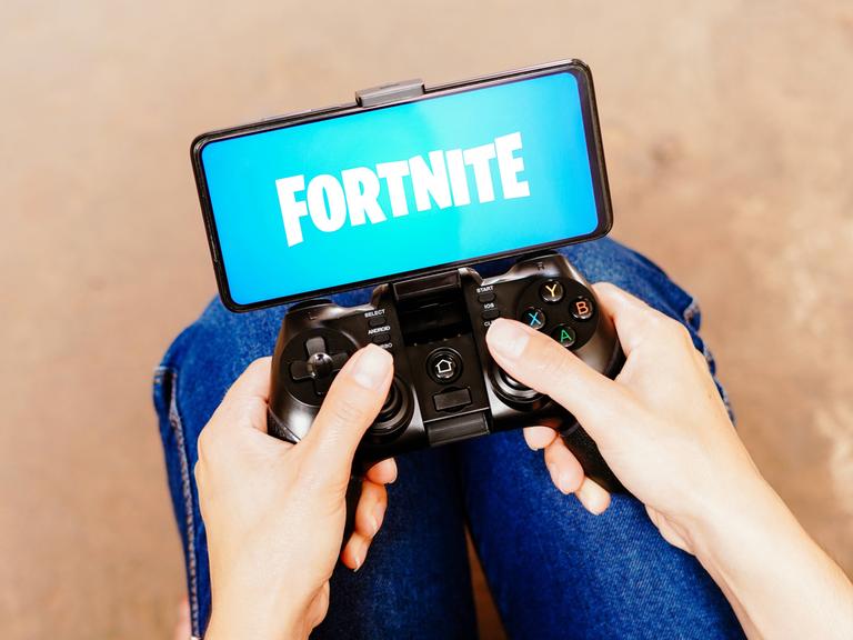 Fortnite Logo auf einer Konsole.