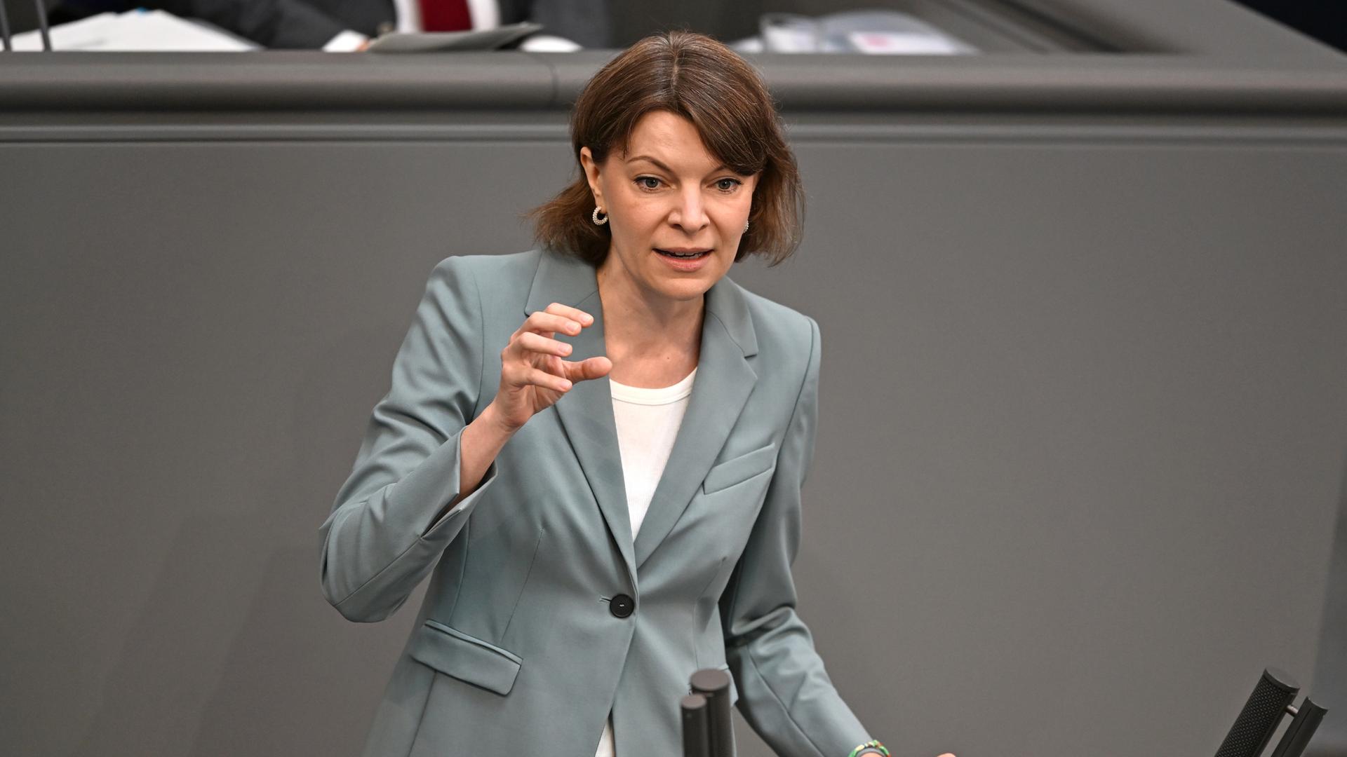 Emmi Zeulner (CSU) spricht zum GKV-Beitragssatzstabilisierungsgesetz im Plenarsaal im Bundestag und gestikuliert mit ihrer rechten Hand. Emmi Zeulner (CSU) spricht zum GKV-Beitragssatzstabilisierungsgesetz im Plenarsaal im Bundestag und gestikuliert mit ihrer rechten Hand.