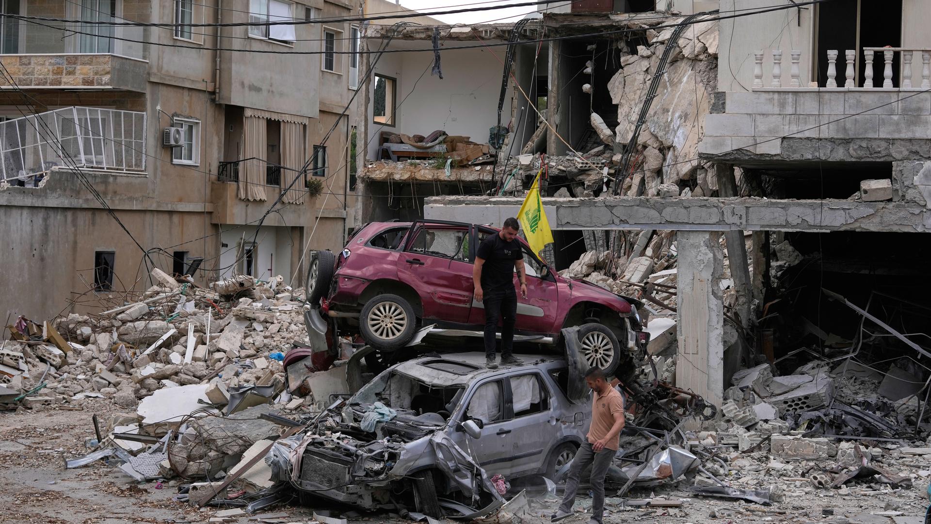 Menschen begutachten zerstörte Autos nach einem Waffenstillstand zwischen Israel und der Hisbollah im Dorf Maifadoun im Südlibanon. Menschen begutachten zerstörte Autos nach einem Waffenstillstand zwischen Israel und der Hisbollah im Dorf Maifadoun im Südlibanon.