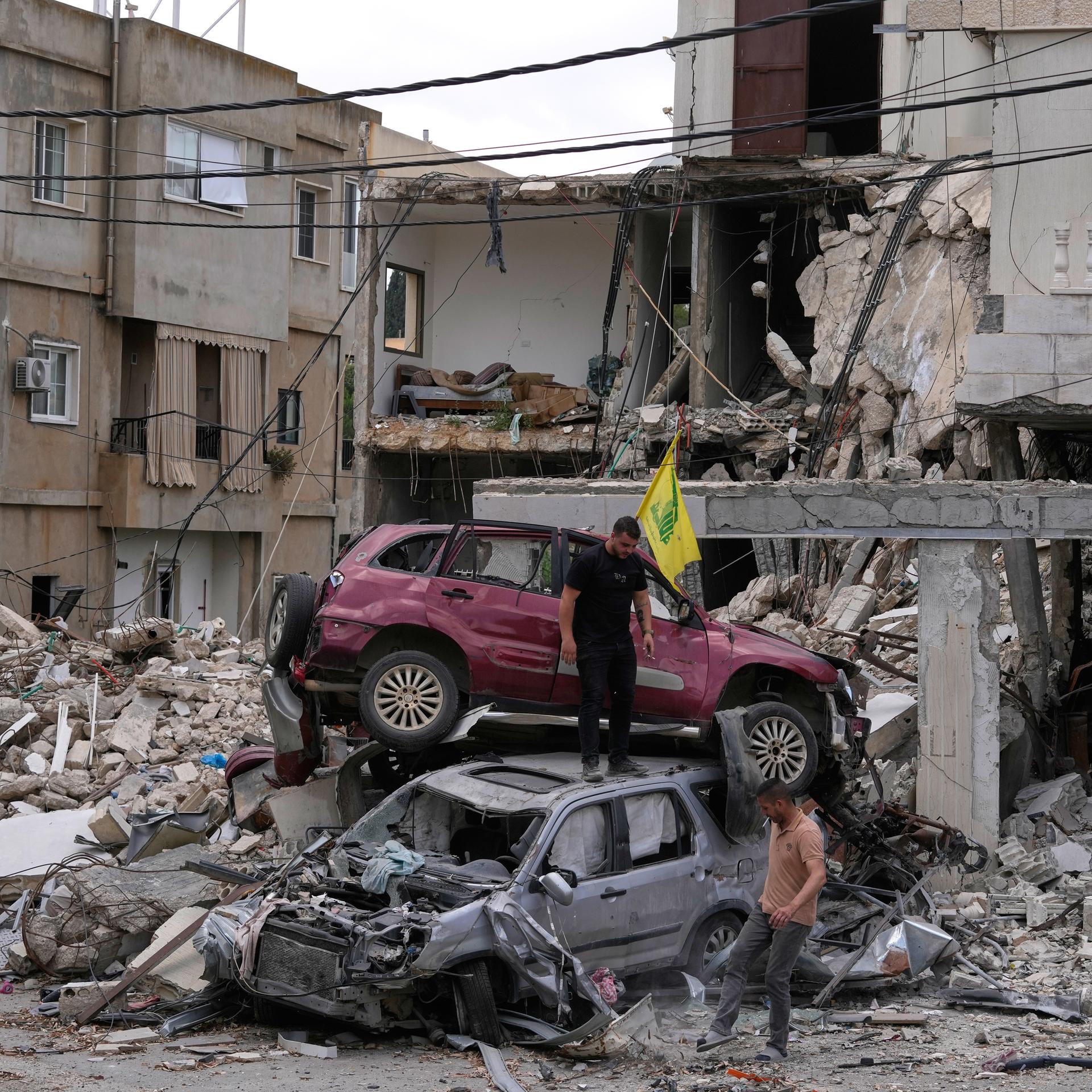 Menschen begutachten zerstörte Autos nach einem Waffenstillstand zwischen Israel und der Hisbollah im Dorf Maifadoun im Südlibanon.