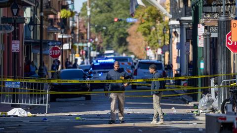 Die Polizei von New Orleans und Bundesbeamte untersuchen einen mutmaßlichen Terroranschlag auf der Bourbon Street. 