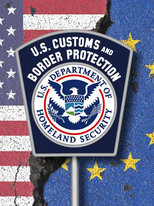 US-Flagge neben EU-Flagge, davor das Logo der U.S. Customs and Border Protection / Symbold zum drohenden Handelskrieg zwischen den USA und der EU durch die Einführung von Strafzöllen 