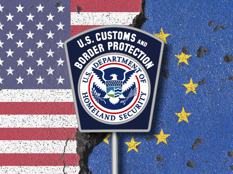 US-Flagge neben EU-Flagge, davor das Logo der U.S. Customs and Border Protection / Symbold zum drohenden Handelskrieg zwischen den USA und der EU durch die Einführung von Strafzöllen 