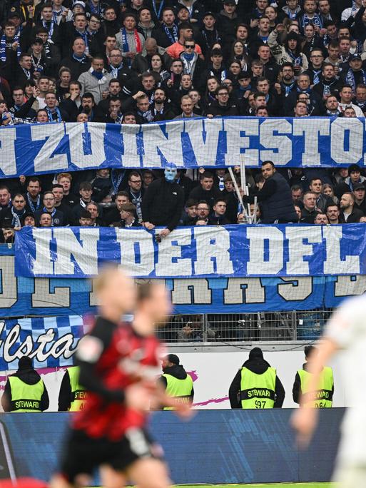 Eintracht Frankfurt - VfL Bochum. Die Bochumer Fans protestieren mit Plakaten mit der Aufschrift "Nein zu Investoren in der DFL"