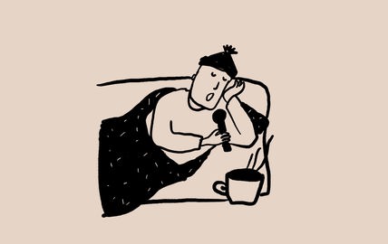Skizze einer Person mit Mütze, die auf einem Sofa oder Bett unter einer Decke liegt, in der Hand ein Mikrofon und eine Tasse mit einem heißen Getränk neben sich
