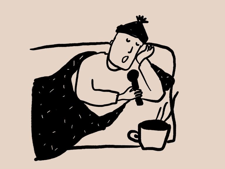 Skizze einer Person mit Mütze, die auf einem Sofa oder Bett unter einer Decke liegt, in der Hand ein Mikrofon und eine Tasse mit einem heißen Getränk neben sich