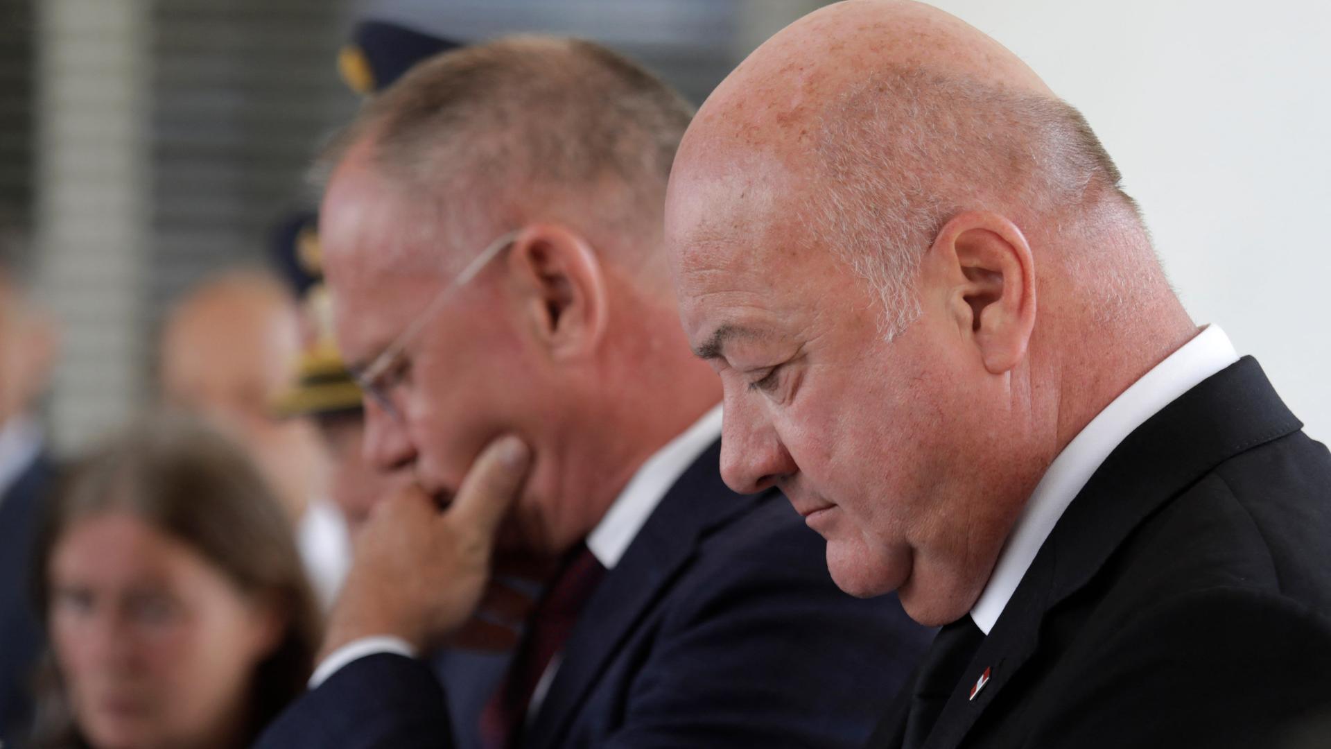 Österreichs Kanzler Stocker mit gesenktem Kopf
