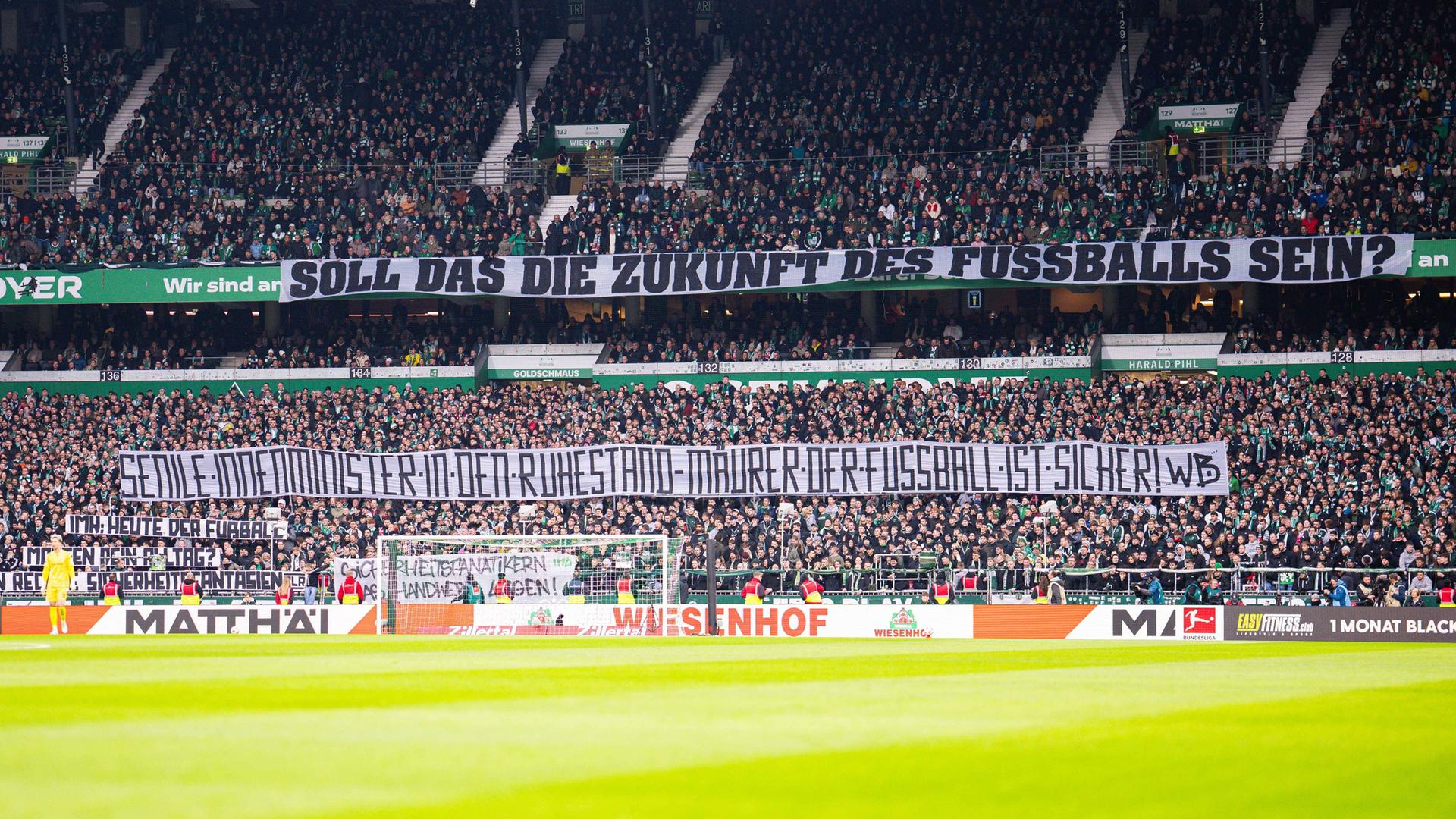 Foto vom 29.11.2025, 1. Bundesliga, 12. Spieltag, SV Werder Bremen - 1. FC Köln: Fans von Werder Bremen mit Banner "Soll das die Zukunft des Fußballs sein?" in Bezug auf die Innenministerkonferenz" 