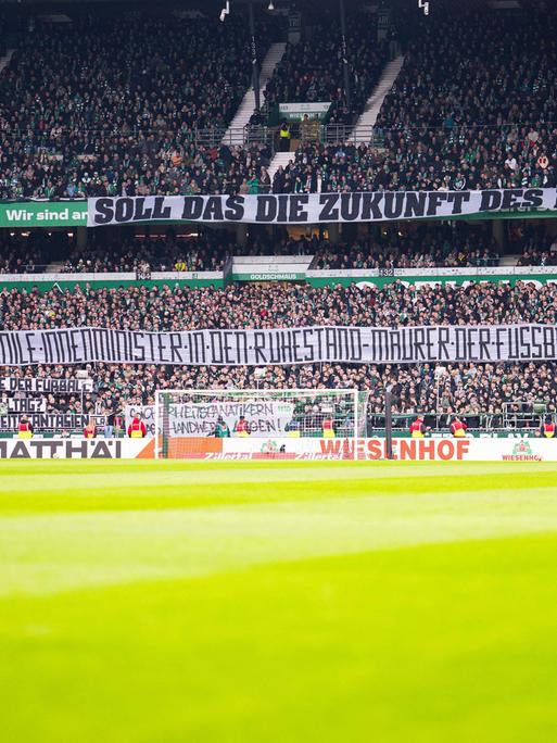 Foto vom 29.11.2025, 1. Bundesliga, 12. Spieltag, SV Werder Bremen - 1. FC Köln: Fans von Werder Bremen mit Banner "Soll das die Zukunft des Fußballs sein?" in Bezug auf die Innenministerkonferenz" 