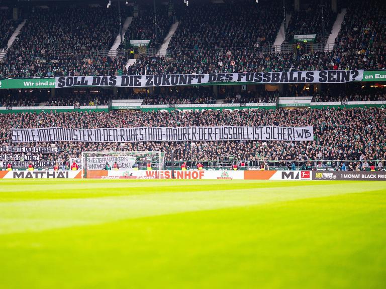 Foto vom 29.11.2025, 1. Bundesliga, 12. Spieltag, SV Werder Bremen - 1. FC Köln: Fans von Werder Bremen mit Banner "Soll das die Zukunft des Fußballs sein?" in Bezug auf die Innenministerkonferenz" 