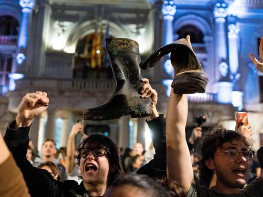 zeigen ihre Stiefel während der Demonstration am 9. November 2024 in Valencia, Spanien.