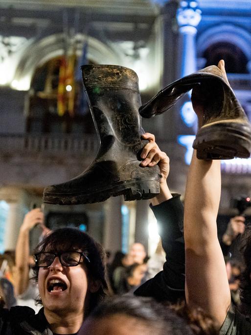 zeigen ihre Stiefel während der Demonstration am 9. November 2024 in Valencia, Spanien.