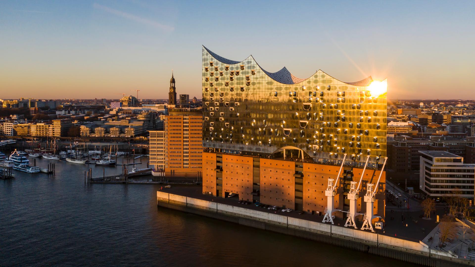 Die Elbphilharmonie in Hamburg glitzert im Abendlicht, 2021. Foto: picture alliance