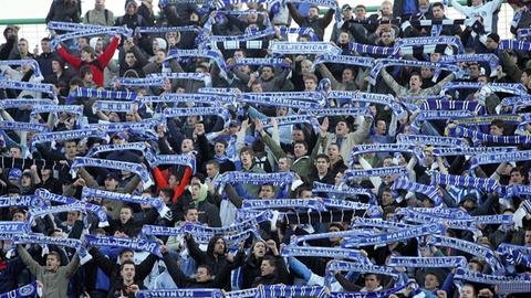 Fans von Zeljeznicar Sarajevo Fans präsentieren ihre Schals