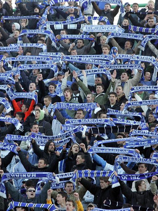 Fans von Zeljeznicar Sarajevo Fans präsentieren ihre Schals