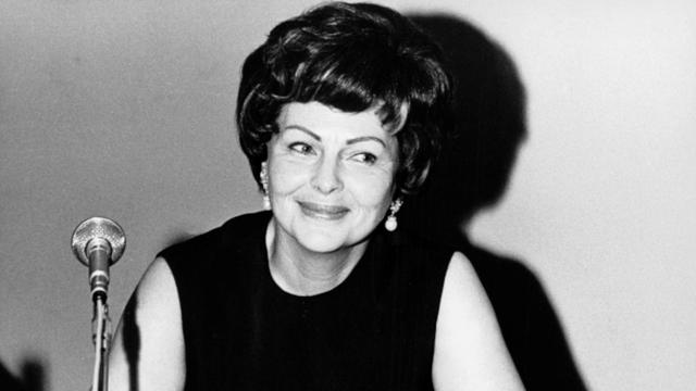 Aenne Burda, Ehefrau des Verlegers Dr. Franz Burda, bei einer Diskussion über Mode im Industrie-Club zu Düsseldorf.