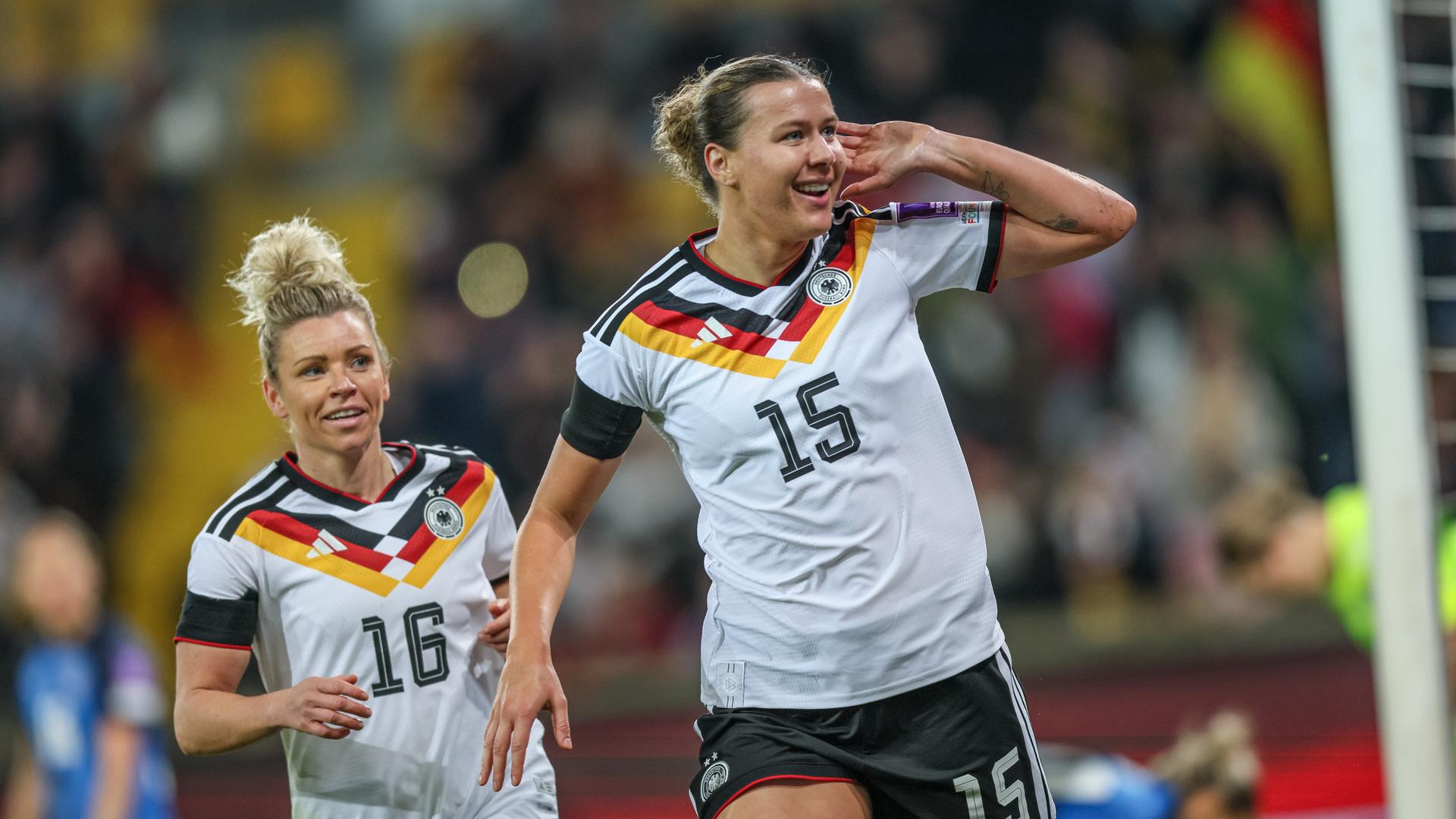 Larissa Mühlhaus jubelt nach ihrem Tor zum 4:0 gegen Slowenien. Larissa Mühlhaus jubelt nach ihrem Tor zum 4:0 gegen Slowenien.