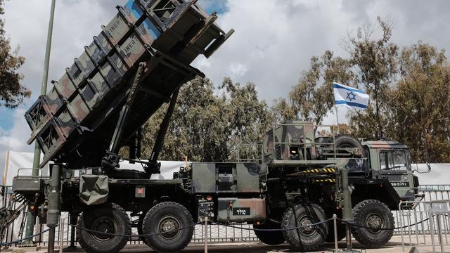 Ein US-amerikanisches Patriot Raketenabwehrsystem ist auf einem Fahrzeug mit israelischer Flagge installiert Ein US-amerikanisches Patriot Raketenabwehrsystem ist auf einem Fahrzeug mit israelischer Flagge installiert