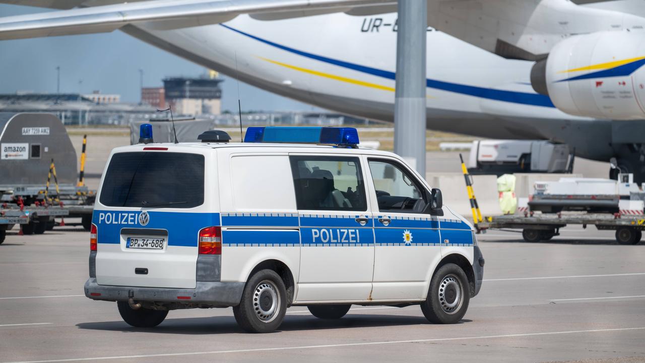 Nach dem Anschlagsversuch mit Drohnen am Flughafen Leipzig/Halle ermittelte zunächst unter anderem das Landeskriminalamt. Nach dem Anschlagsversuch mit Drohnen am Flughafen Leipzig/Halle ermittelte zunächst unter anderem das Landeskriminalamt.
