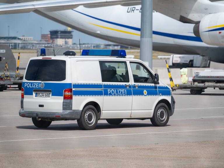 Nach dem Anschlagsversuch mit Drohnen am Flughafen Leipzig/Halle ermittelte zunächst unter anderem das Landeskriminalamt.