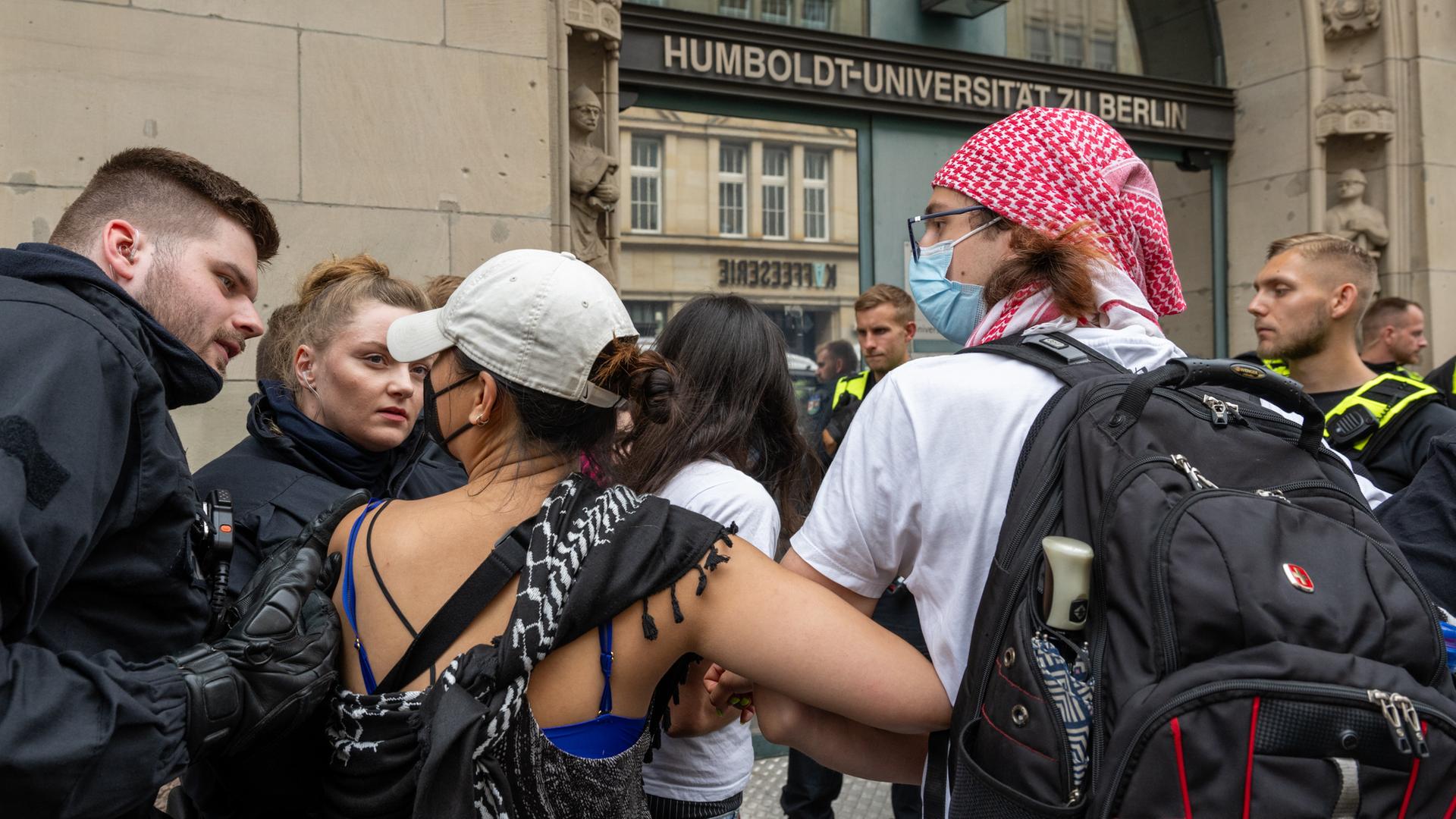 Aktivisten haben zur Unterstützung der Palästinenser und aus Protest gegen Israel Räume der Berliner Humboldt-Universität besetzt