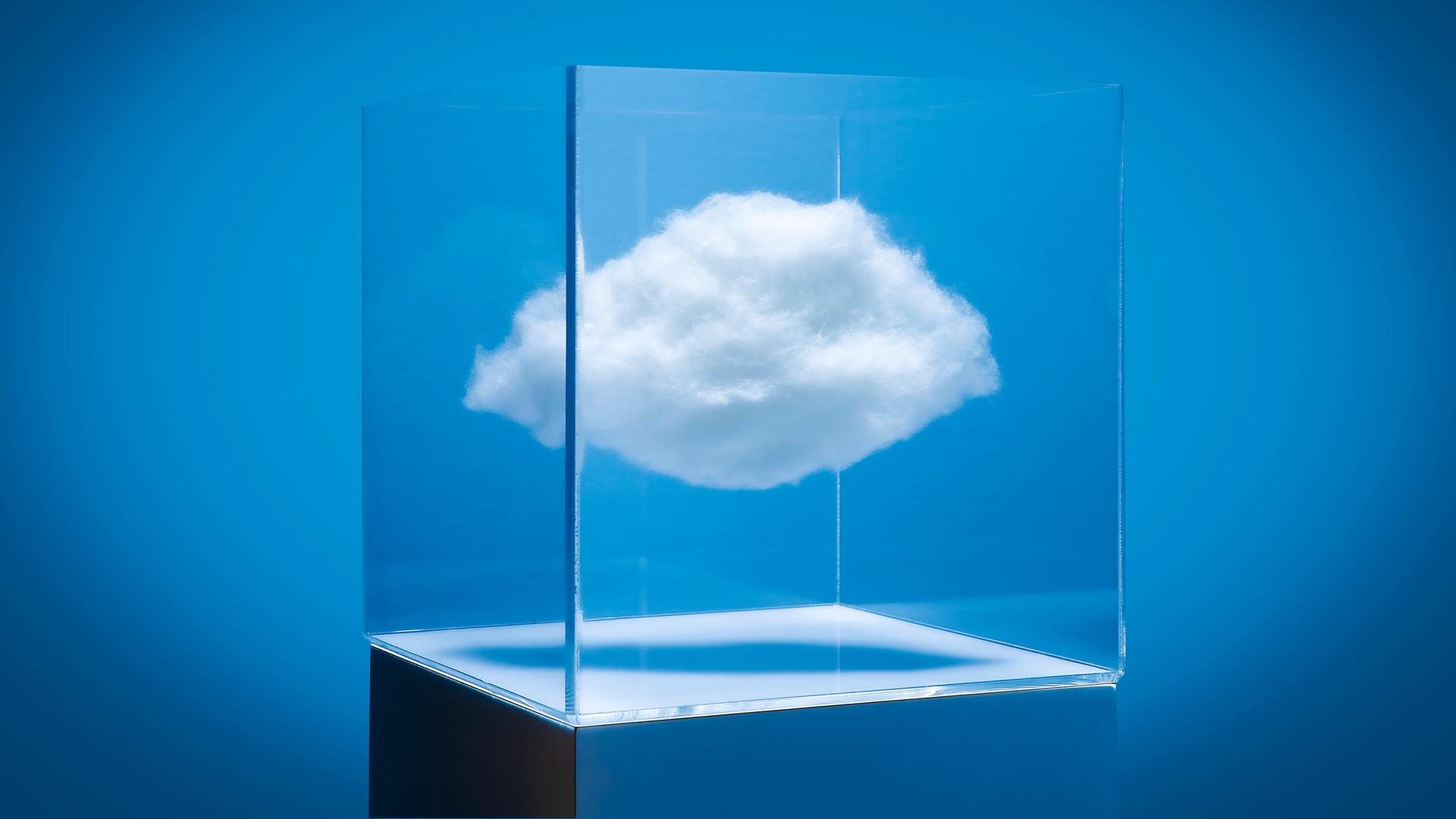 Visualisierung einer weißen Wolke, die in einem Glaskubus schwebt. Der Kubus steht vor einem blauen Hintergrund