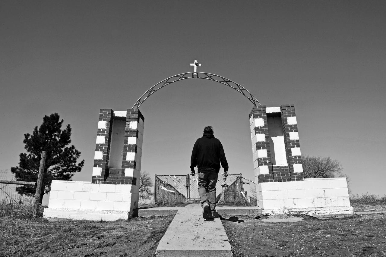 Wendell Yellow Bull geht zum Massengrab für die Männer, Frauen und Kinder, die am 31. März 2019 in Wounded Knee, SD, in Wounded Knee massakriert wurden. Er und andere versuchen, die Kommerzialisierung des Gebiets zu stoppen. Versuche, die 20 Ehrenmedaillen zu widerrufen, die einigen der Soldaten verliehen wurden, die die Männer, Frauen und Kinder getötet haben, sind ebenfalls in Arbeit.