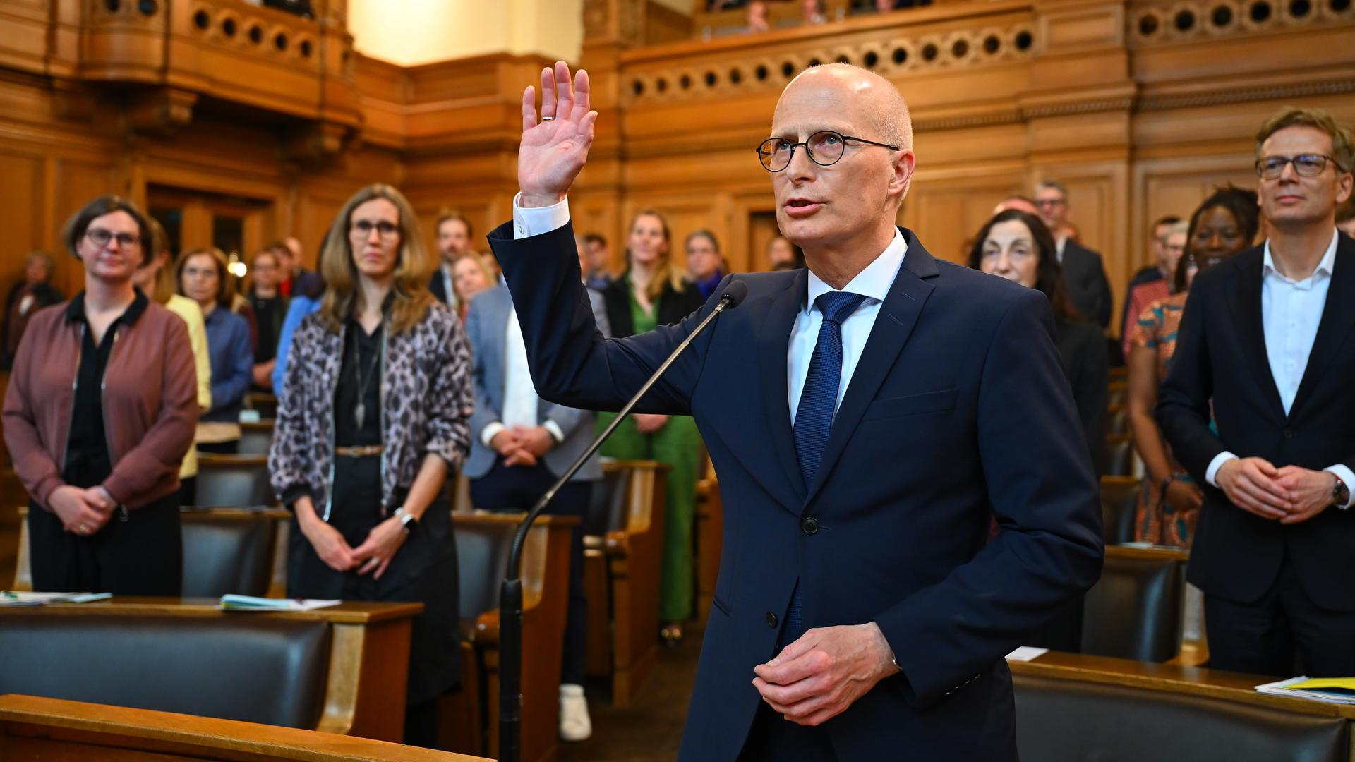 Peter Tschentscher (SPD), Erster Bürgermeister in Hamburg, wird nach seiner Wiederwahl als Regierungschef in der Bürgerschaft vereidigt. Peter Tschentscher (SPD), Erster Bürgermeister in Hamburg, wird nach seiner Wiederwahl als Regierungschef in der Bürgerschaft vereidigt.
