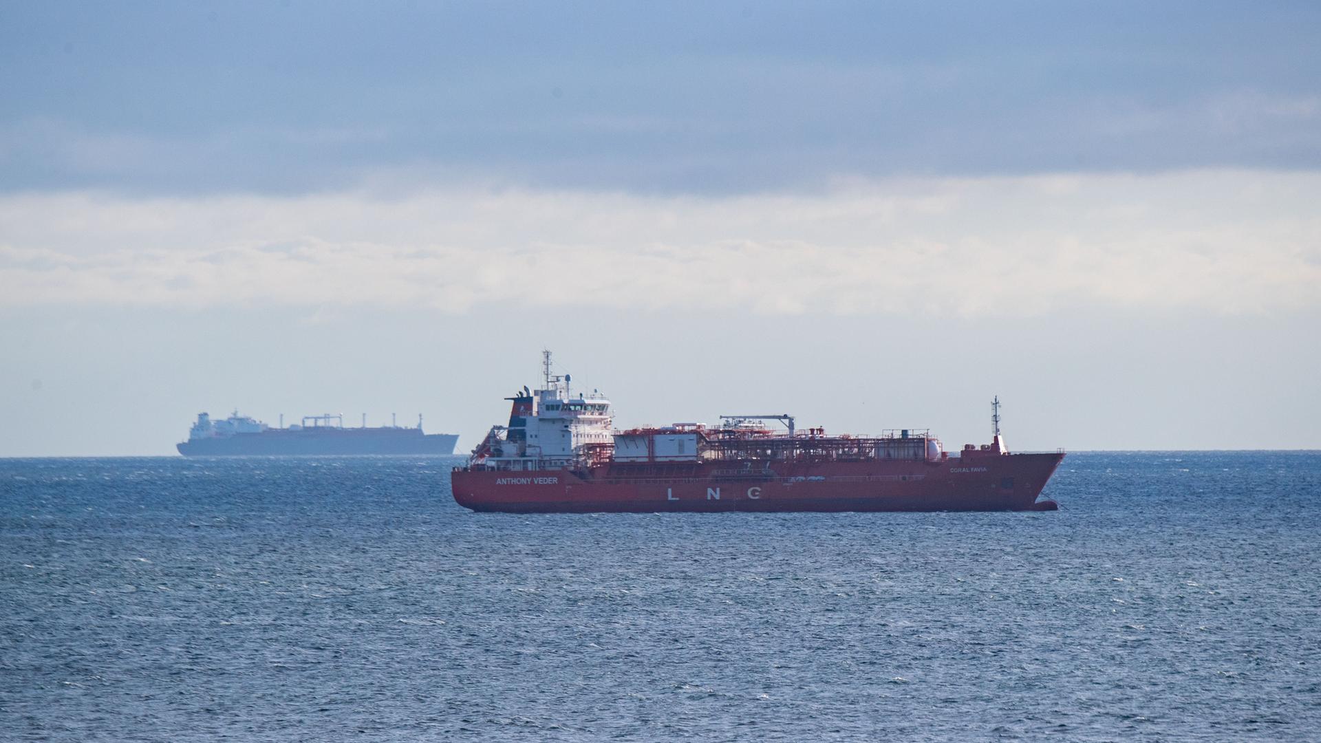Der LNG-Shuttle-Tanker "Coral Favia" liegt vor der Hafenstadt Sassnitz vor Anker. Im Hintergrund liegt der LNG-Tanker "Seapeak Hispania"