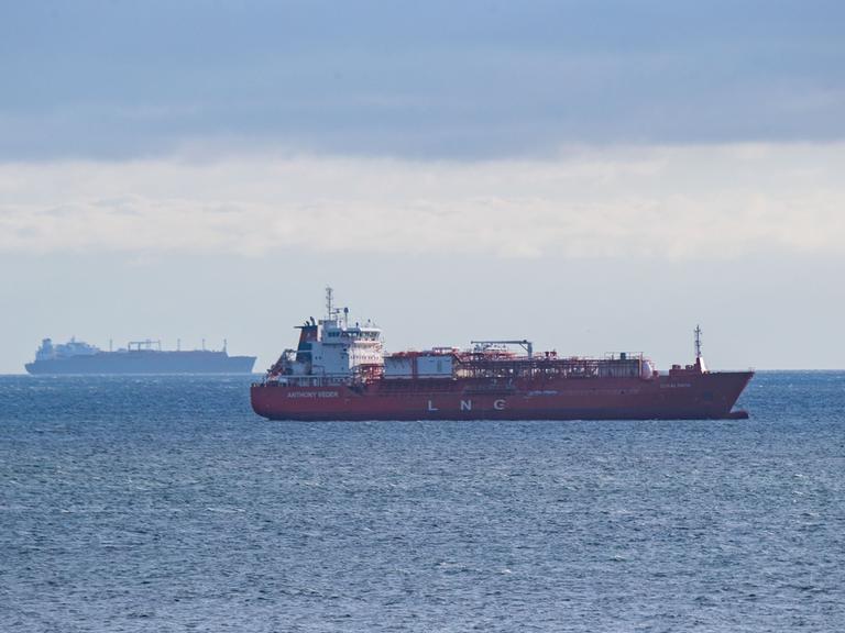 Der LNG-Shuttle-Tanker "Coral Favia" liegt vor der Hafenstadt Sassnitz vor Anker. Im Hintergrund liegt der LNG-Tanker "Seapeak Hispania"