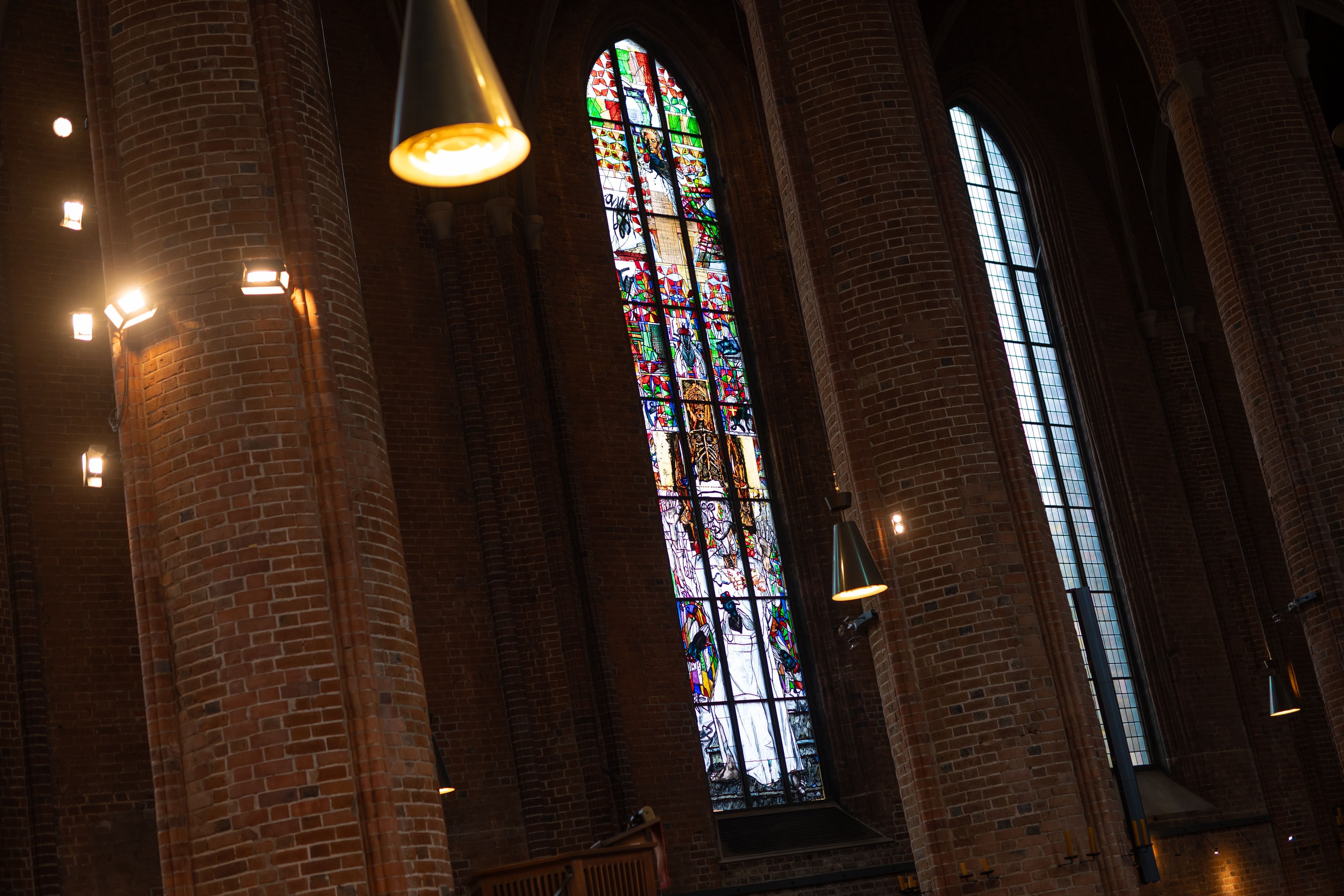 Am Reformationstag - Umstrittenes Lüpertz-Kirchenfenster in Hannover ist eingeweiht