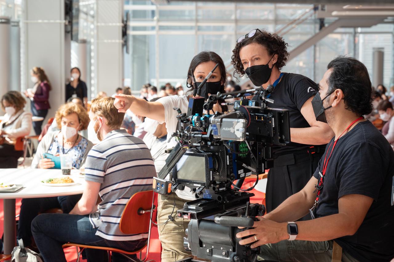 Kamerafrau Natasha Braier und Regisseurin Maria Schrader am Set von She Said.