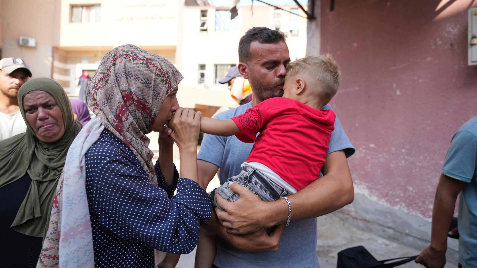 Das Foto zeigt, wie sich palästinensische Eltern von ihrem Kind verabschieden, das zur Behandlung aus dem Gazastreifen herausgebracht wird. Das Foto zeigt, wie sich palästinensische Eltern von ihrem Kind verabschieden, das zur Behandlung aus dem Gazastreifen herausgebracht wird.