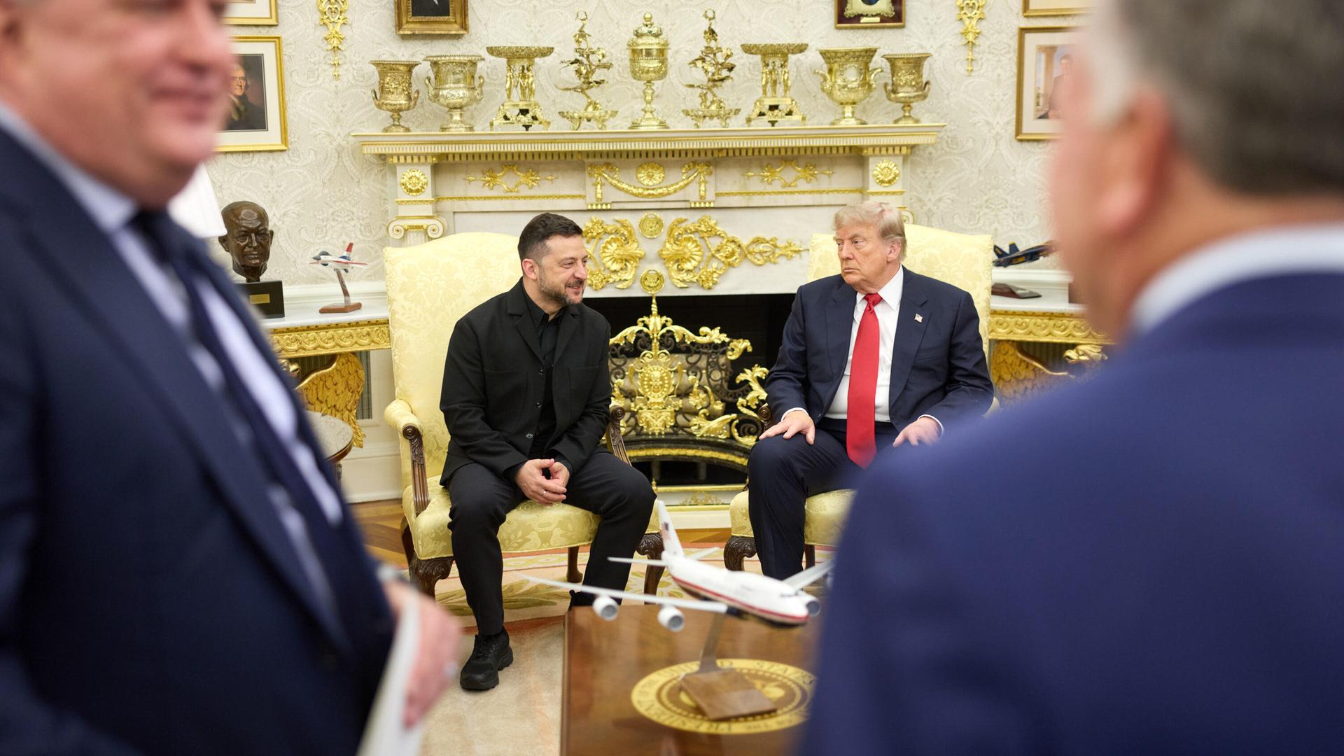 Selenskyj und Trump sitzen im Weißen Haus in Sesseln nebeneinander.