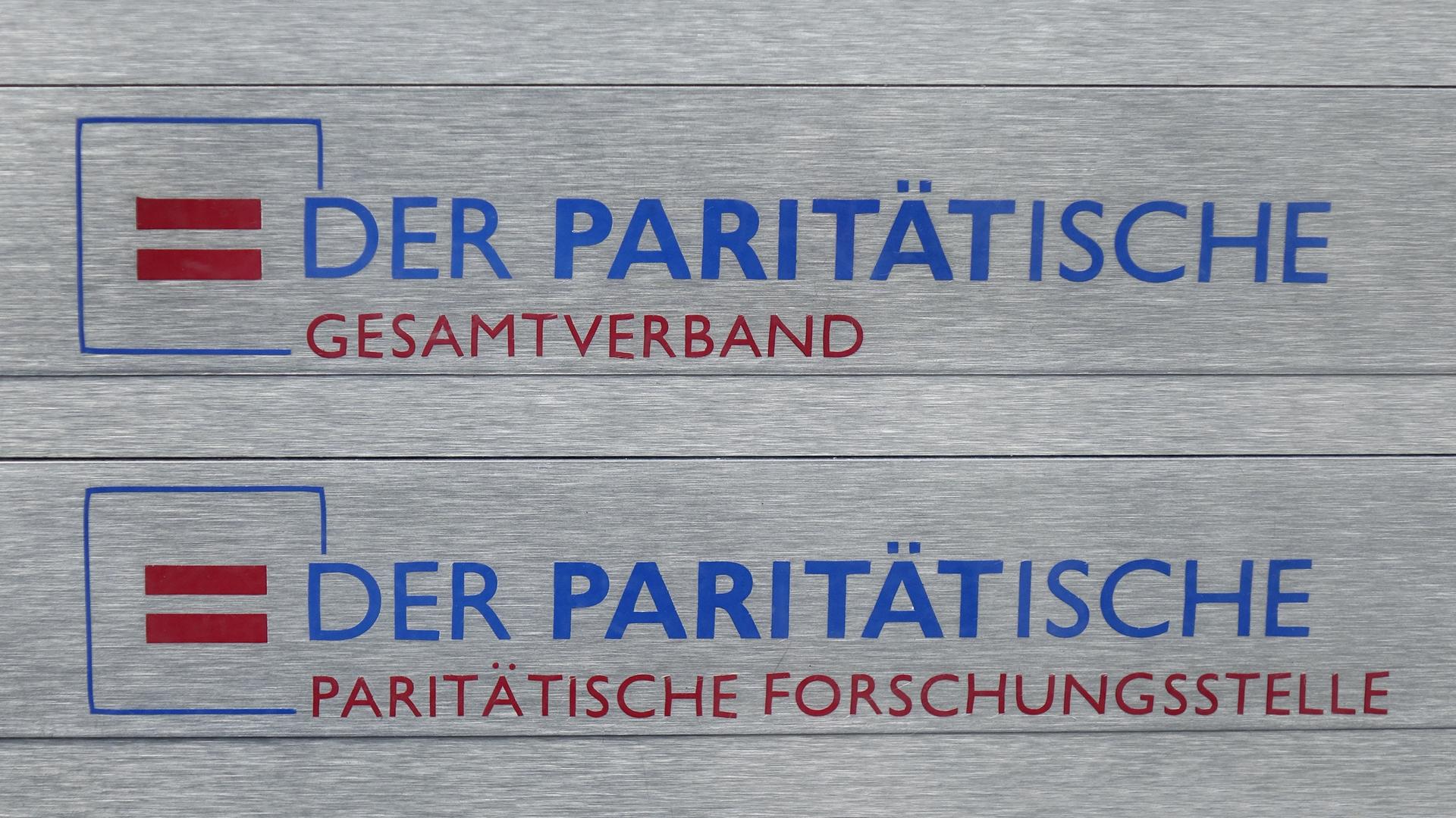 Schild am Hauptsitz des Paritätischen Gesamtverbandes in Berlin. 