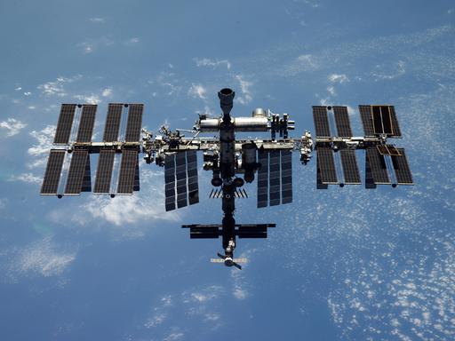 Die ISS im Orbit um die Erde. Nach dem Abdocken von der ISS am 30. März 2022 fotografierte die Besatzung von Sojus MS-19 das russische Segment und die ISS. Derzeit besteht das russische Segment der ISS aus sechs Modulen: Zarya (auch bekannt als Functional Cargo Block, gestartet 1998), Zvezda (ein Servicemodul, gestartet 2000), Mini-Forschungsmodule Poisk (2009) und Rassvet (2010). , das Forschungsmodul Nauka (2021) und das Knotenmodul Prichal (2021). Roskosmos-Pressestelle/TASS