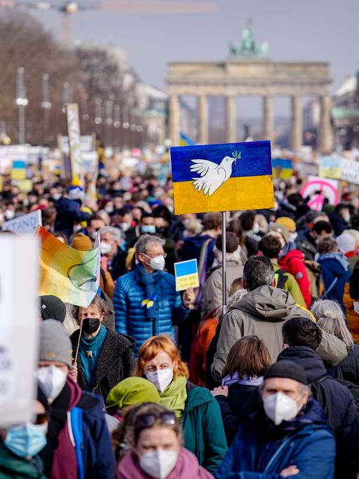 Proteste vor dem Brandenburger Tor in Berlin gegen den Krieg in der Ukraine