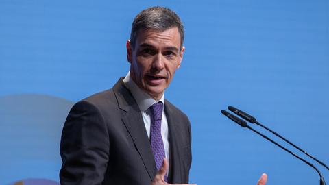 Der spanische Ministerpräsident Pedro Sanchez steht hinter einem Rednerpult.
