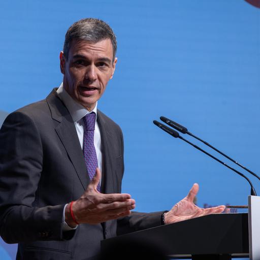 Der spanische Ministerpräsident Pedro Sanchez steht hinter einem Rednerpult.