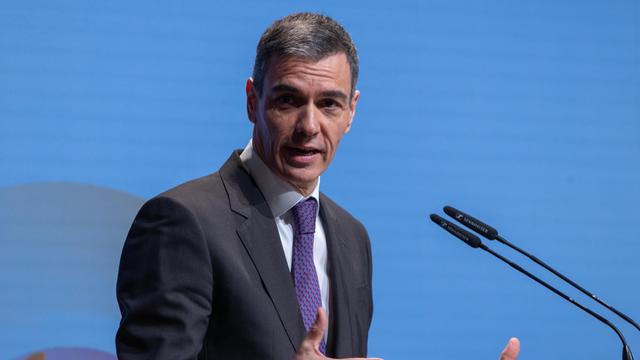 Der spanische Ministerpräsident Pedro Sanchez steht hinter einem Rednerpult.