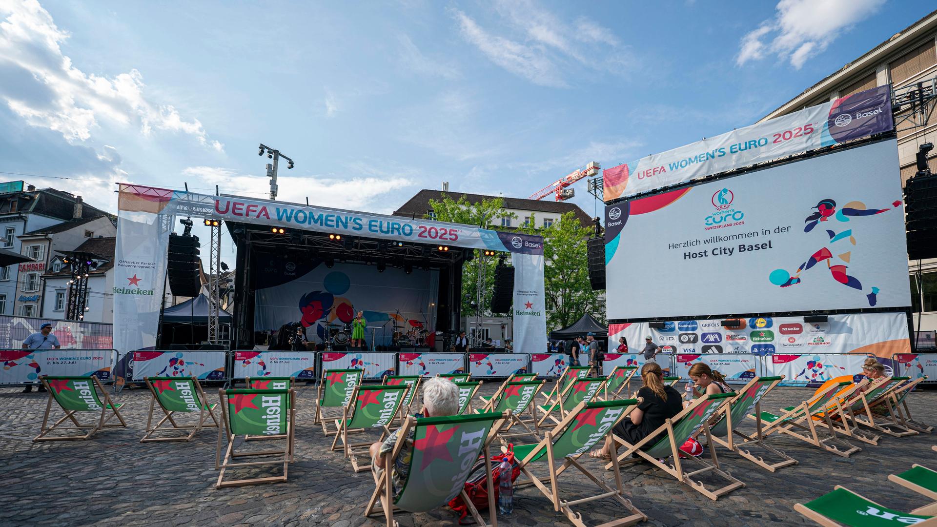 Panoramablick auf die UEFA Women's Euro Fan Zone auf dem Barfusserplatz in Basel, Schweiz